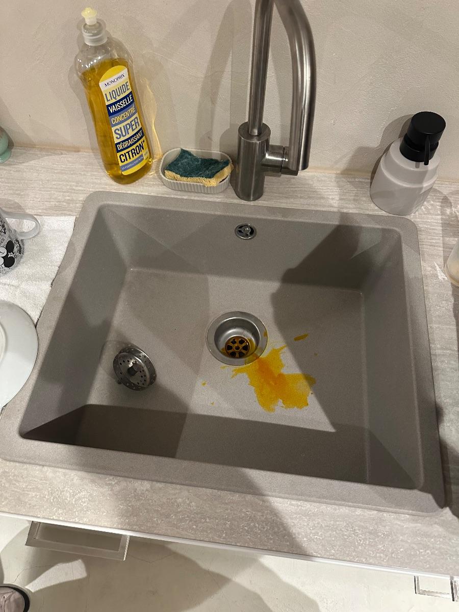 Colorant traceur jaune dans évier